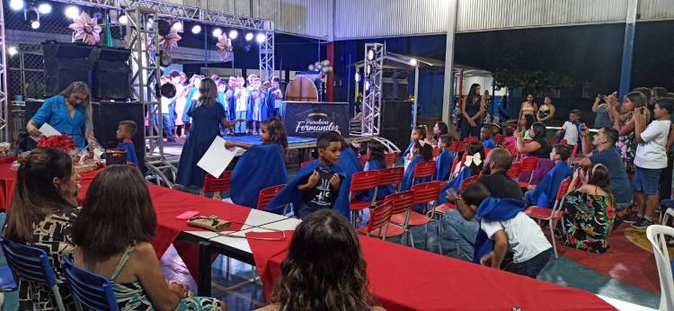 Escola municipal Parque São Carlos realiza cerimônias de formatura para estudantes