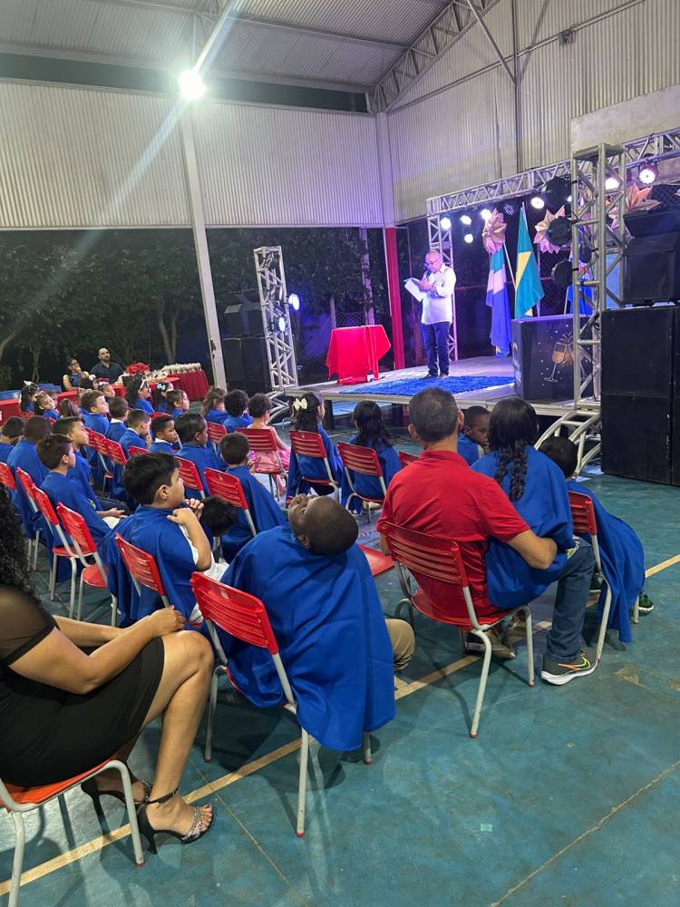 Escola municipal Parque São Carlos realiza cerimônias de formatura para estudantes