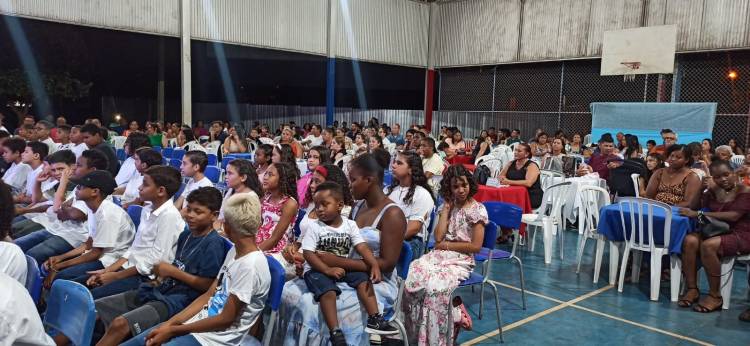 Escola municipal Parque São Carlos realiza cerimônias de formatura para estudantes