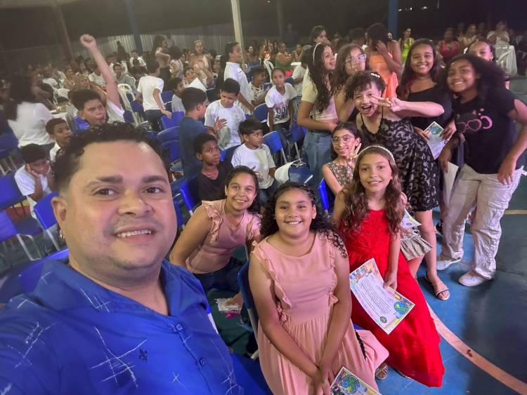Escola municipal Parque São Carlos realiza cerimônias de formatura para estudantes