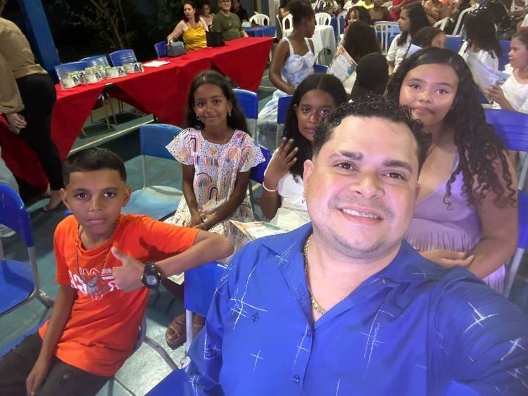 Escola municipal Parque São Carlos realiza cerimônias de formatura para estudantes