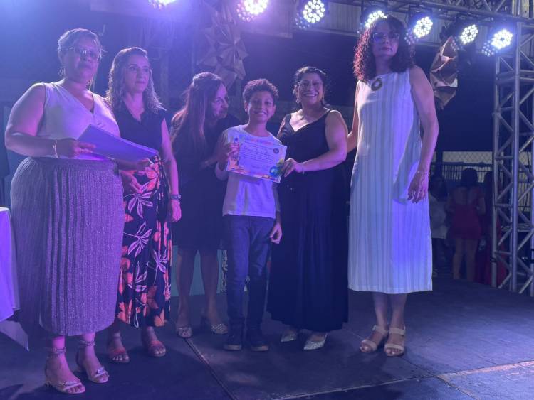 Escola municipal Parque São Carlos realiza cerimônias de formatura para estudantes
