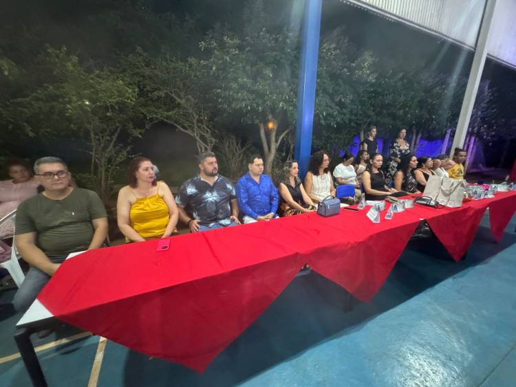 Escola municipal Parque São Carlos realiza cerimônias de formatura para estudantes