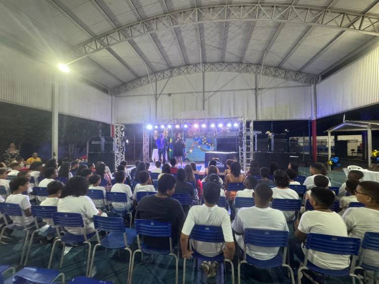 Escola municipal Parque São Carlos realiza cerimônias de formatura para estudantes