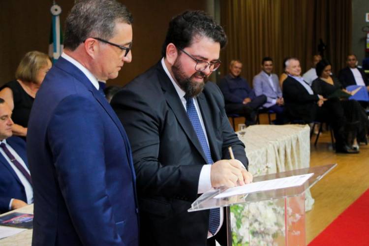 Dr. Cassiano Maia toma posse e faz discurso impactante ressaltando a fidelidade com o desenvolvimento de Três Lagoas