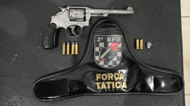 2º Batalhão de Polícia Militar realizaram a apreensão de uma arma de fogo. 
