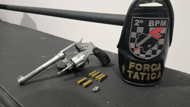 2º Batalhão de Polícia Militar realizaram a apreensão de uma arma de fogo. 