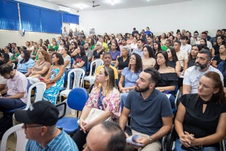 Vereadores e prefeito dão posse a novos servidores da educação
