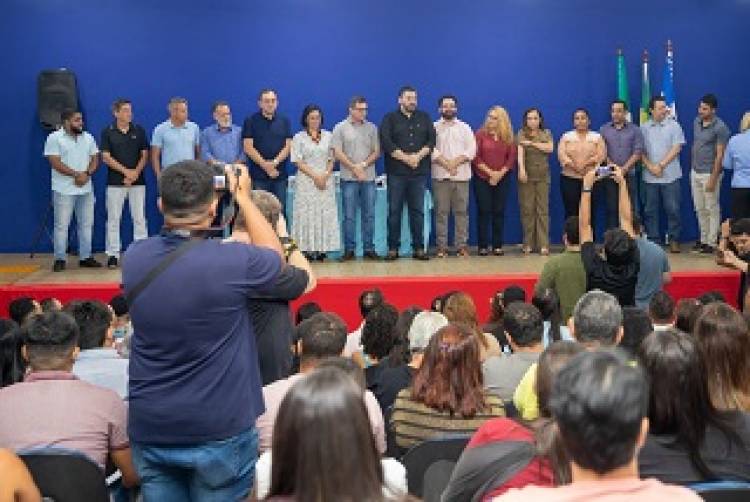Vereador Tonhão participa com o Prefeito Cassiano  Maia da posse de novos servidores da Educação