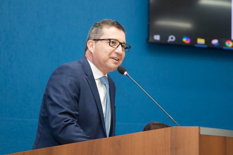 Vereadores e prefeito dão posse a novos servidores da educação