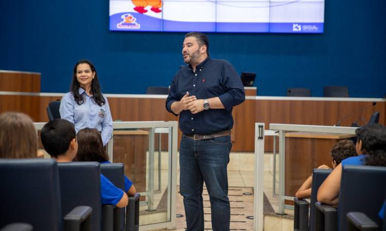 Vereador Tonhão recepciona alunos da EM Filinto Müller em  Visita Guiada no Legislativo Municipal