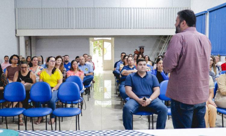 Presidente da Câmara participa de reunião na SEMEC para apresentar novos projetos da Escola do Legislativo