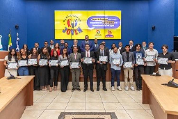 Em noite histórica, primeiros jovens vereadores de Três Lagoas tomam posse