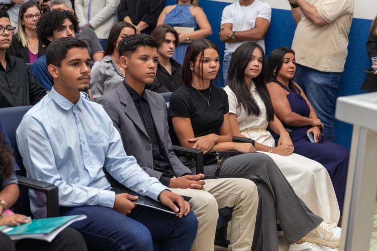 Em noite histórica, primeiros jovens vereadores de Três Lagoas tomam posse