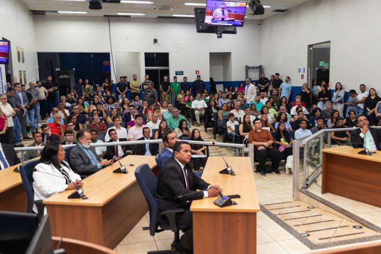 Em noite histórica, primeiros jovens vereadores de Três Lagoas tomam posse