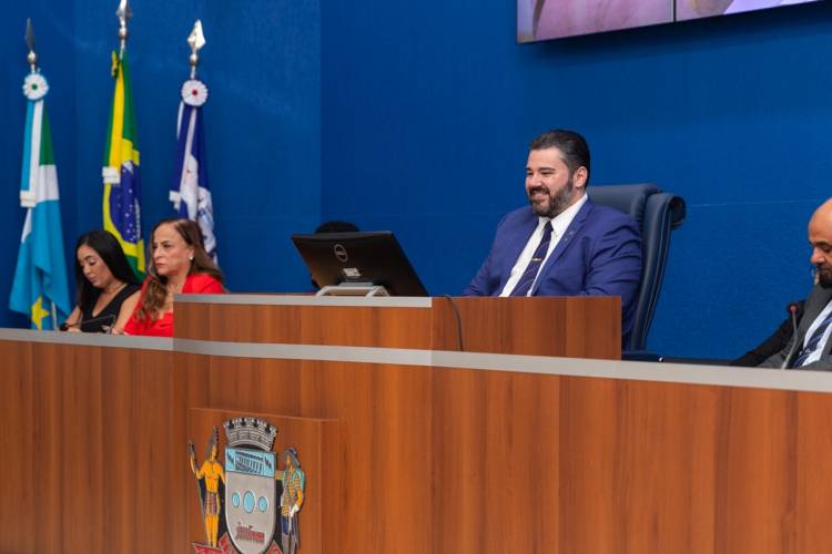 Em noite histórica, primeiros jovens vereadores de Três Lagoas tomam posse