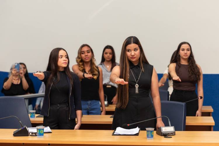 Em noite histórica, primeiros jovens vereadores de Três Lagoas tomam posse