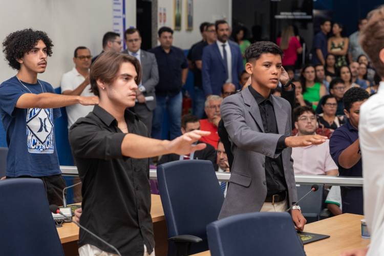 Em noite histórica, primeiros jovens vereadores de Três Lagoas tomam posse