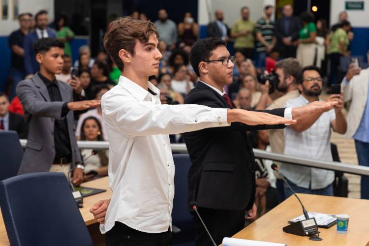 Em noite histórica, primeiros jovens vereadores de Três Lagoas tomam posse