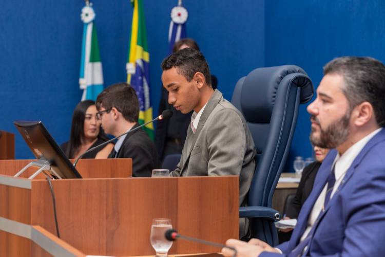 Em noite histórica, primeiros jovens vereadores de Três Lagoas tomam posse