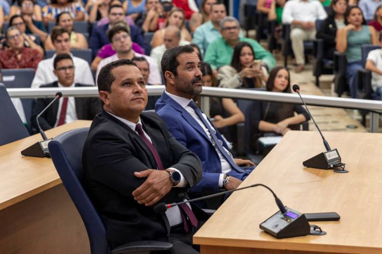 Em noite histórica, primeiros jovens vereadores de Três Lagoas tomam posse
