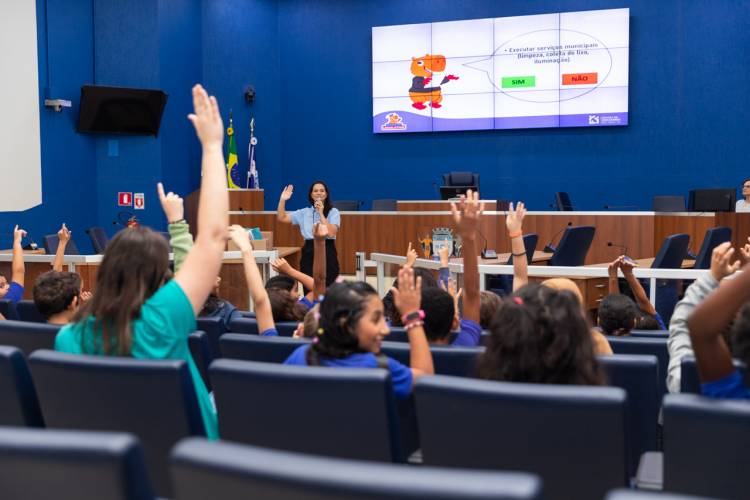  Alunos da E.M. Ramez Tebet visitam a Câmara e entregam reivindicações aos vereadores