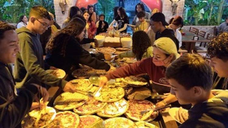 Estudantes da E.M.P. São Carlos comemoram resultados conquistados no JET's com Rodizio de Pizza,