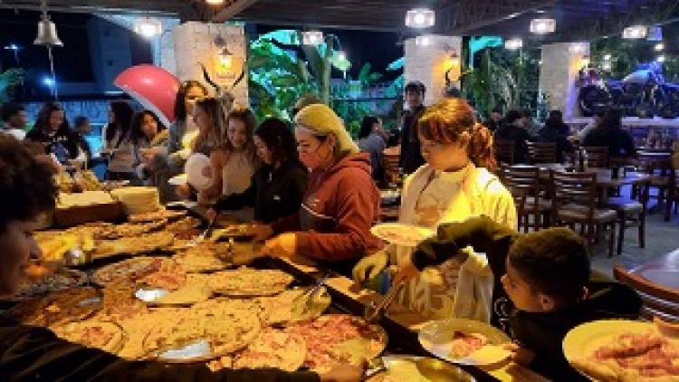 Estudantes da E.M.P. São Carlos comemoram resultados conquistados no JET's com Rodizio de Pizza,
