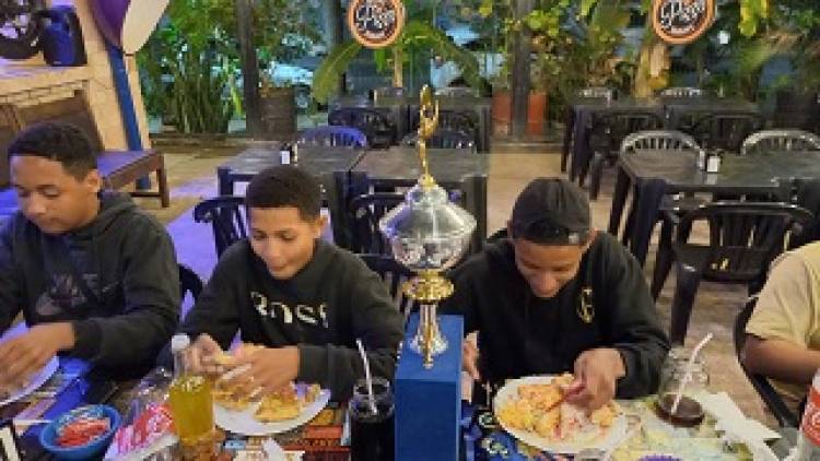 Estudantes da E.M.P. São Carlos comemoram resultados conquistados no JET's com Rodizio de Pizza,