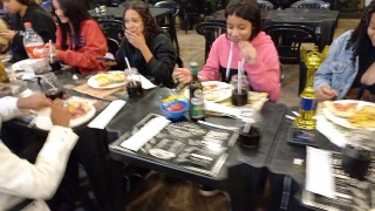 Estudantes da E.M.P. São Carlos comemoram resultados conquistados no JET's com Rodizio de Pizza,