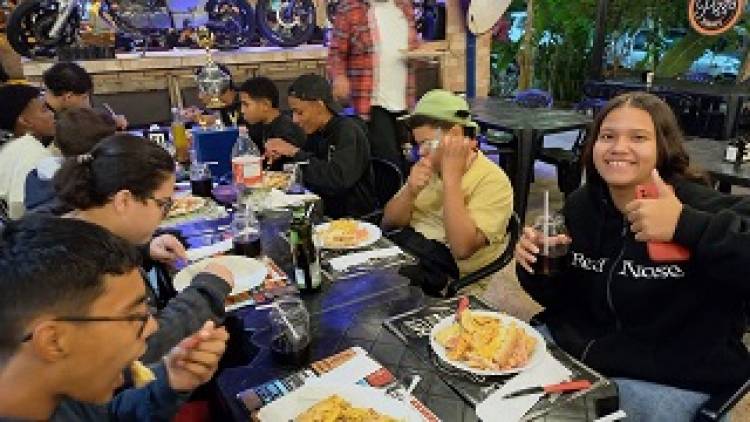 Estudantes da E.M.P. São Carlos comemoram resultados conquistados no JET's com Rodizio de Pizza,
