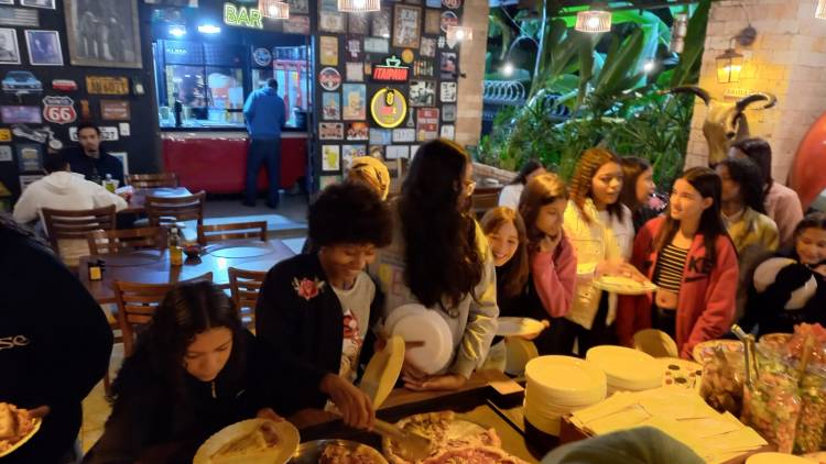 Estudantes da E.M.P. São Carlos comemoram resultados conquistados no JET's com Rodizio de Pizza,