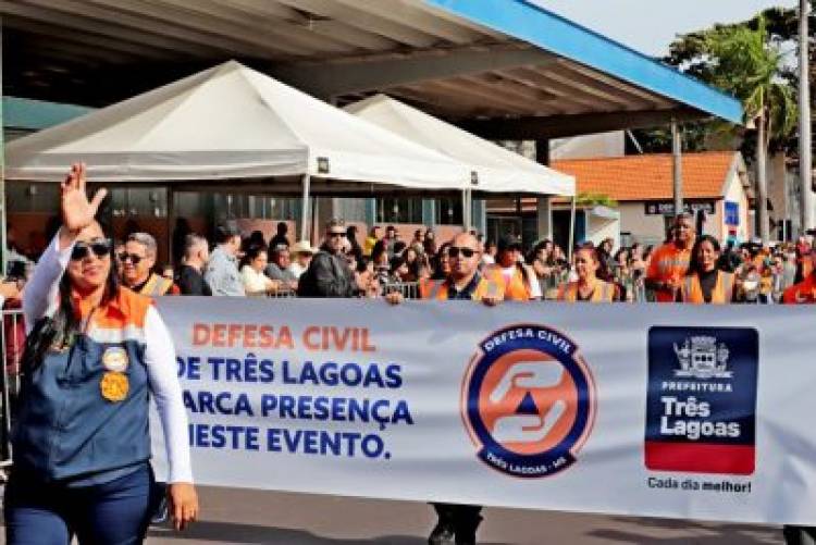 Desfile Cívico de 110 anos de TL é marcado por anúncios de investimentos e participação popular