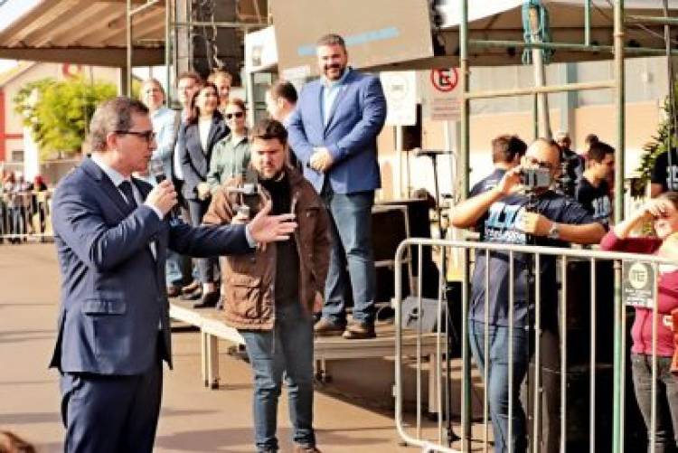 Desfile Cívico de 110 anos de TL é marcado por anúncios de investimentos e participação popular