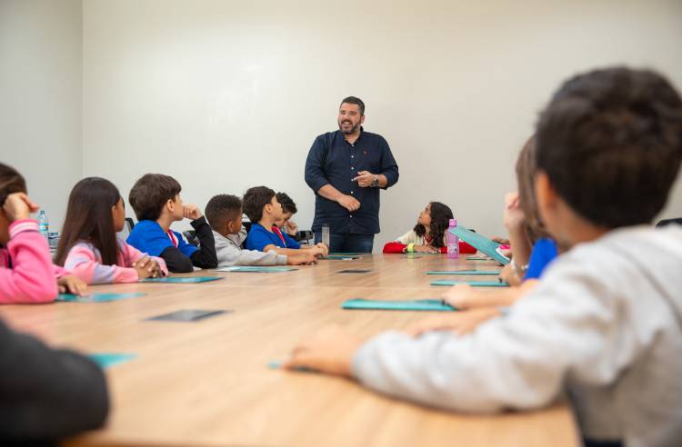     Estudantes do 5º ano da Gentil Montalvão conhecem a Câmara e vereadores