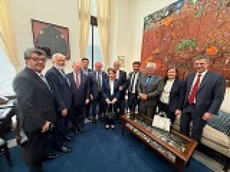Trump ignora comissão de senadores e aplica tarifaço de 50% para tentar salvar Bolsonaro