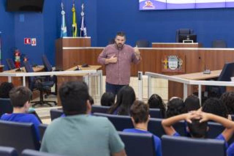 Alunos da EM Irmã Scheilla fazem tour pela Câmara e entregam carta com solicitações