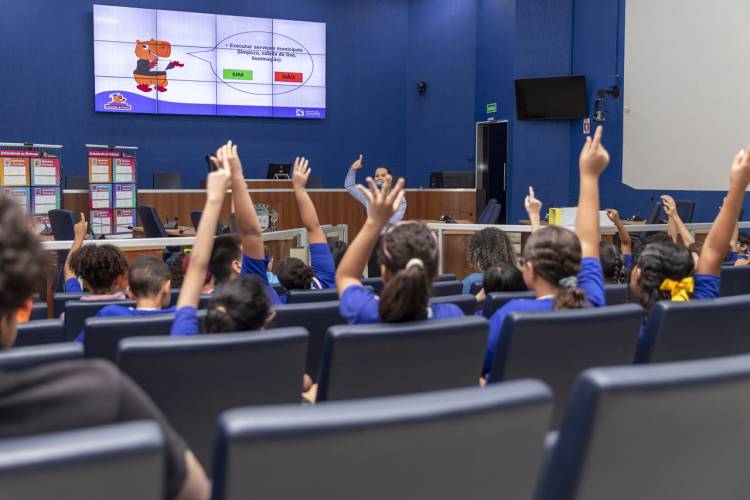 Alunos da EM Presidente Médici visitam Câmara pela primeira vez