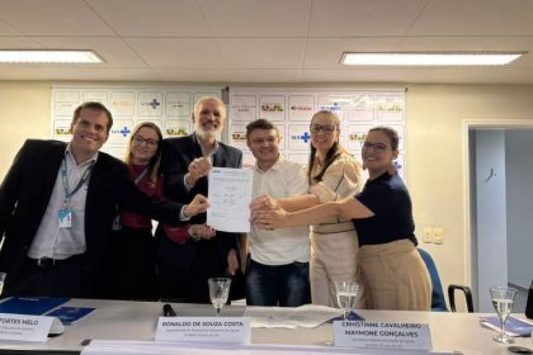 Secretária de Saúde assina compromisso que garante construção de Policlínica através do Novo PAC