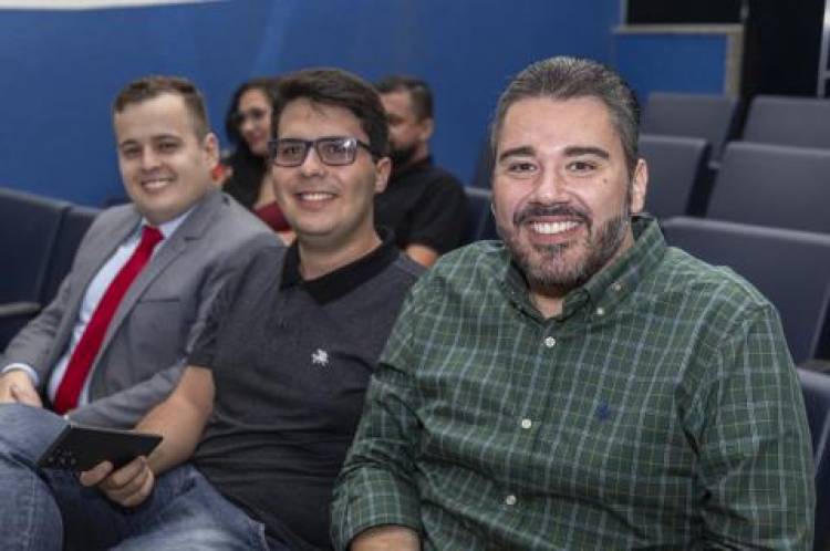 Jovens vereadores propõem projetos de inclusão digital para idosos e de rede de apoio para mães solo
