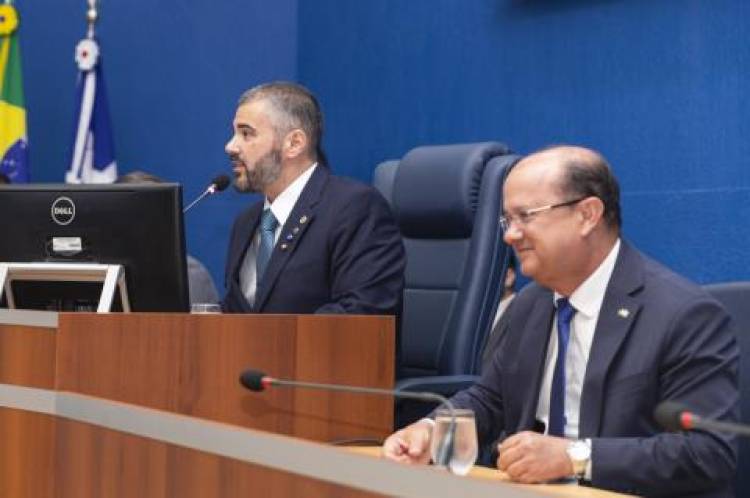 CÂMARA ENTREGA TÍTULO DE CIDADÃO TRÊS-LAGOENSE AO GOVERNADOR EM EXERCÍCIO, JOSÉ CARLOS BARBOSA