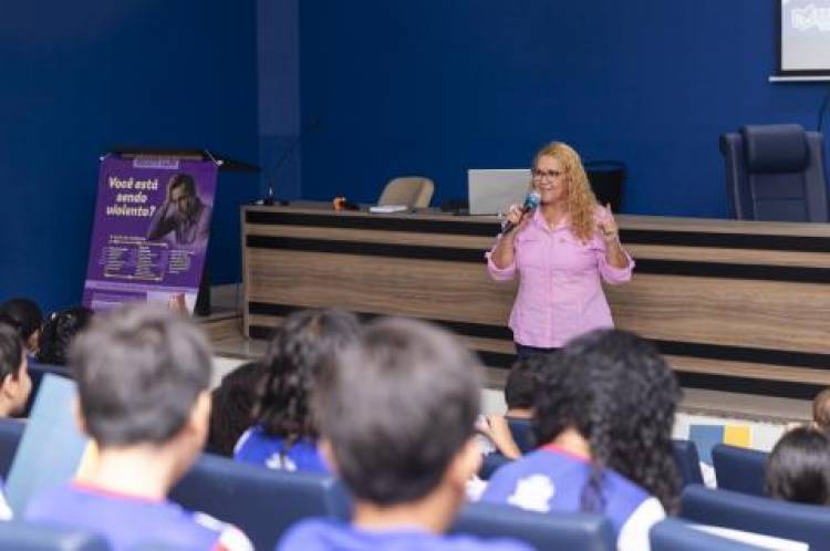 Procuradoria recebe estudantes para palestra de combate à violência contra as mulheres