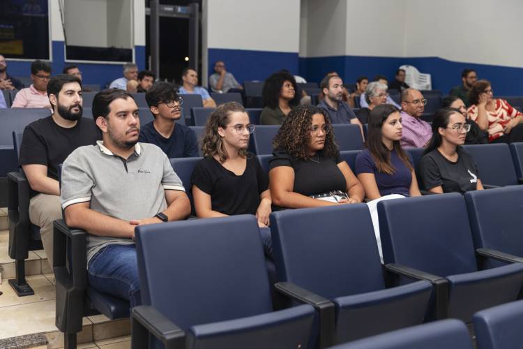 EXTENSÃO UNIVERSITÁRIA UNE CÂMARA E ALUNOS DE JORNALISMO DA AEMS