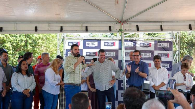 Vereadores prestigiam entrega de 30 casas no Jardim das Violetas III
