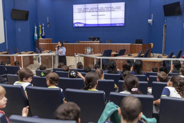 ESTUDANTES DE 3º E 4º ANOS DA FUNLEC SÃO RECEPCIONADOS NA VISITA GUIADA