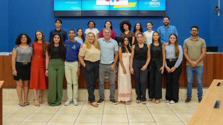 JOVENS VEREADORES REALIZAM 1ª SESSÃO DO PARLAMENTO JOVEM