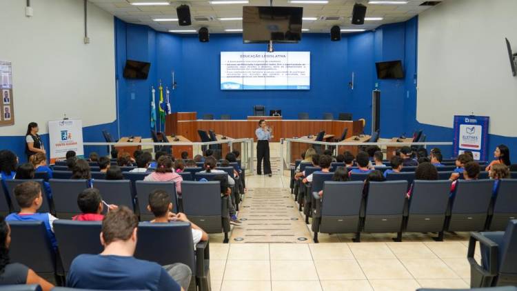 ESTUDANTES PARTICIPAM DE VISITA GUIADA E ACOMPANHAM SESSÃO EXTRAORDINÁRIA